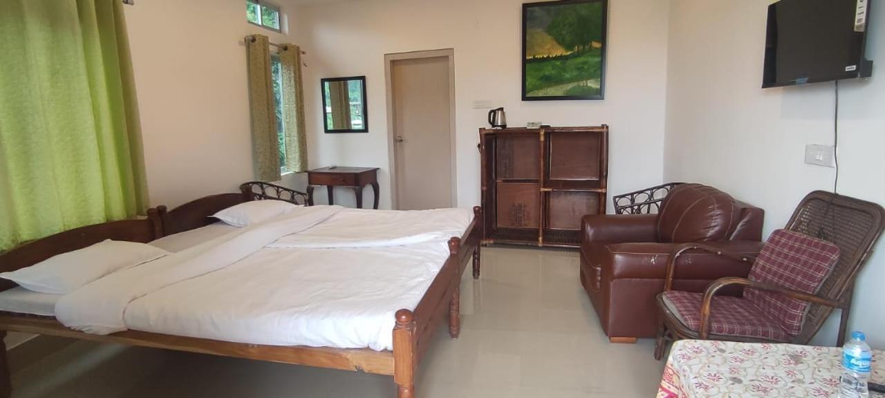 Hilltop Lodge Guwahati Room photo